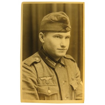 Portrait photo of German artillery soldier, war time period. Espenlaub militaria